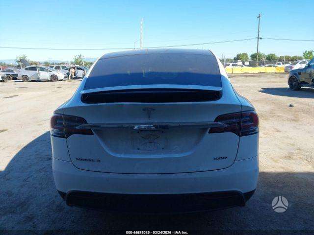 Tesla Model X, Внедорожник / Кроссовер