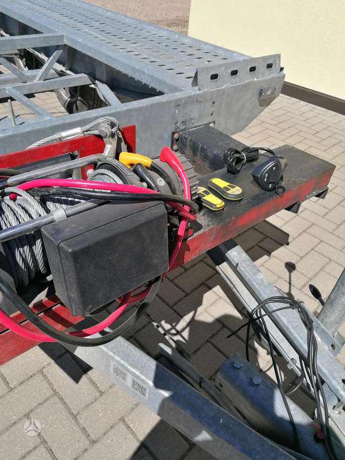 Niewiadow, auto treileris