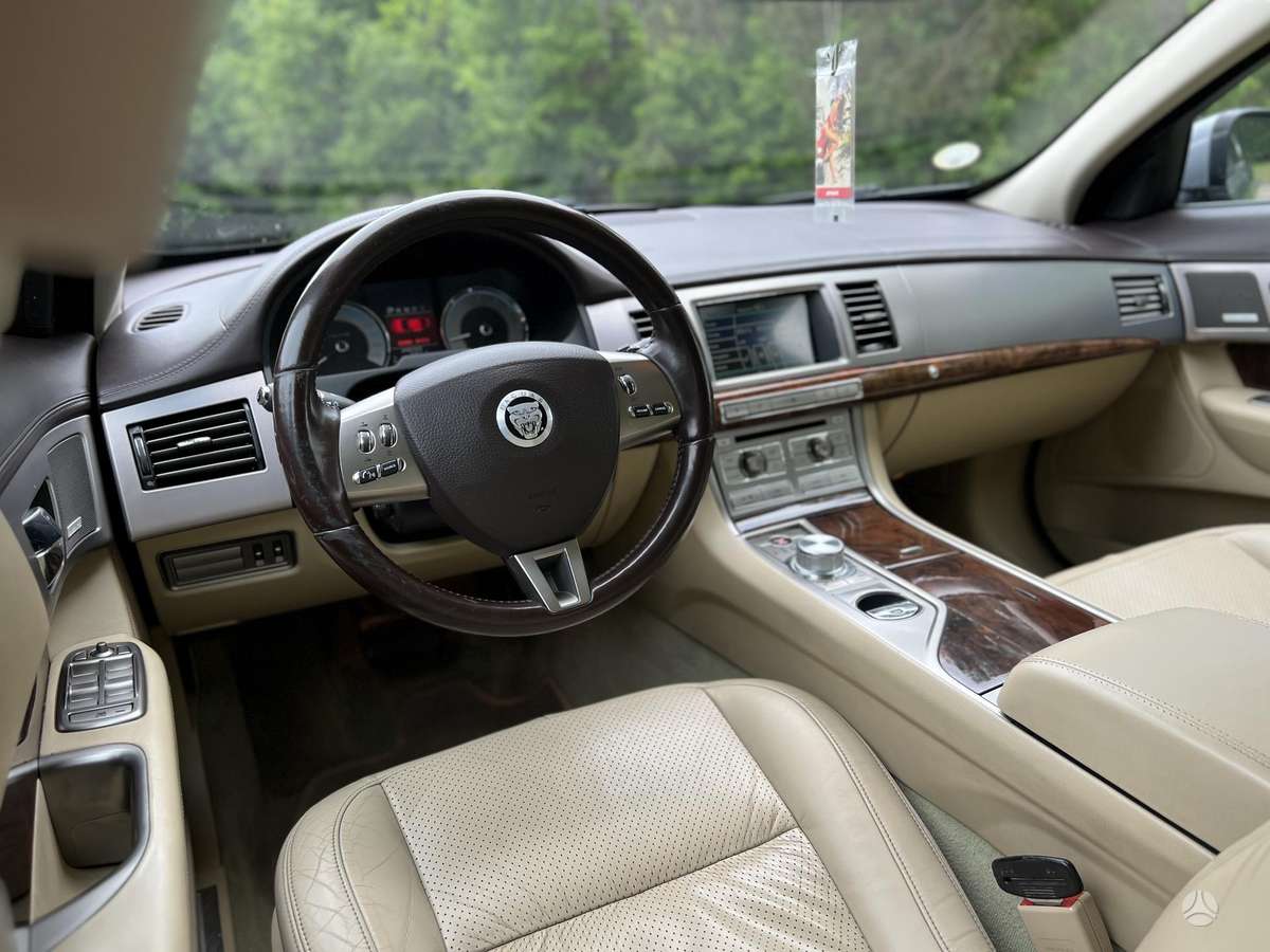 Jaguar XF, 3.0 l., Седан