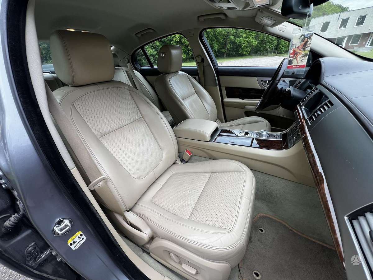 Jaguar XF, 3.0 l., Седан