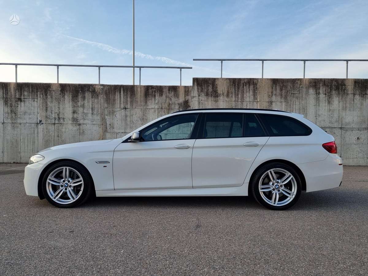 BMW M550, universalas