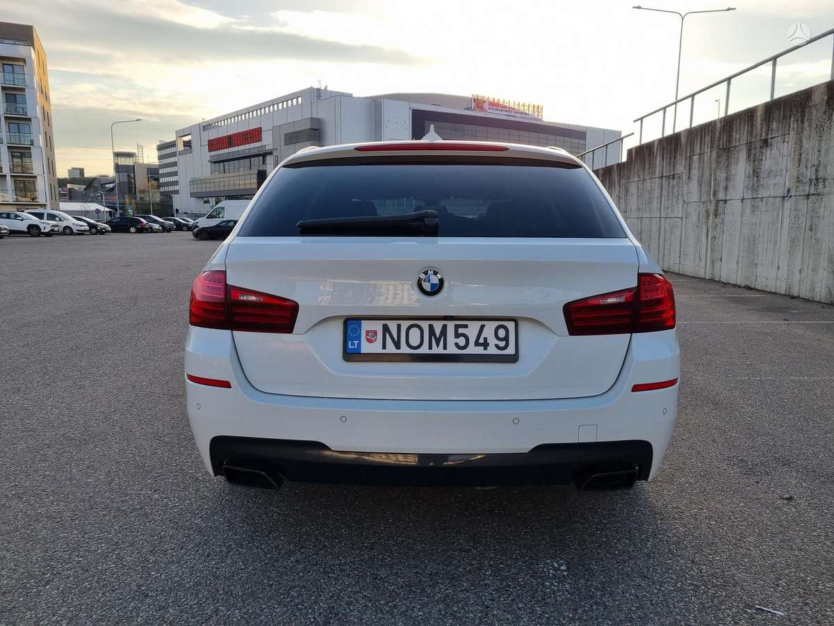 BMW M550, universalas