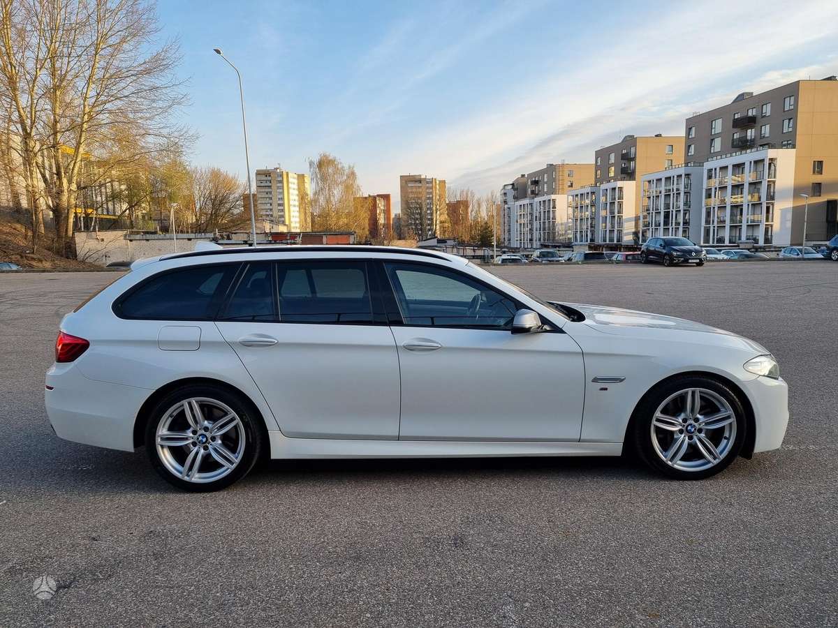 BMW M550, universalas