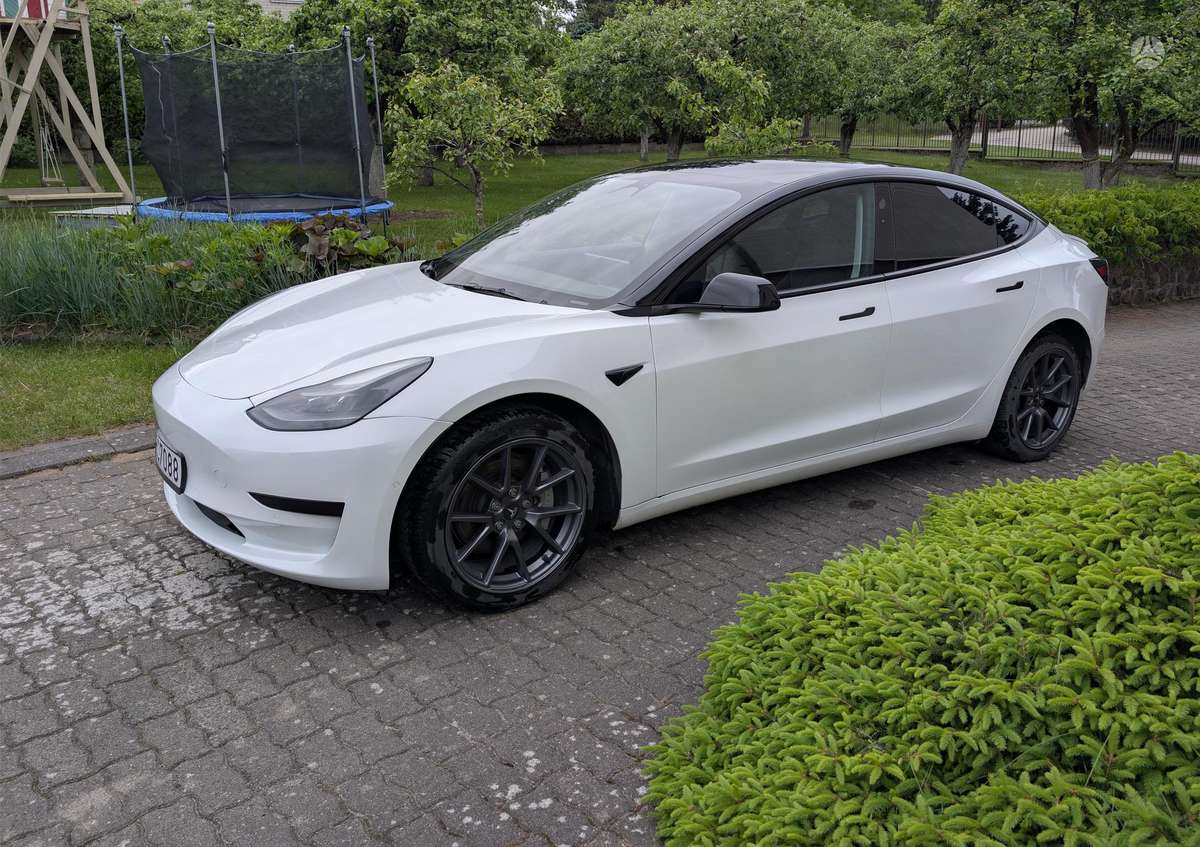 Tesla Model 3 - 1