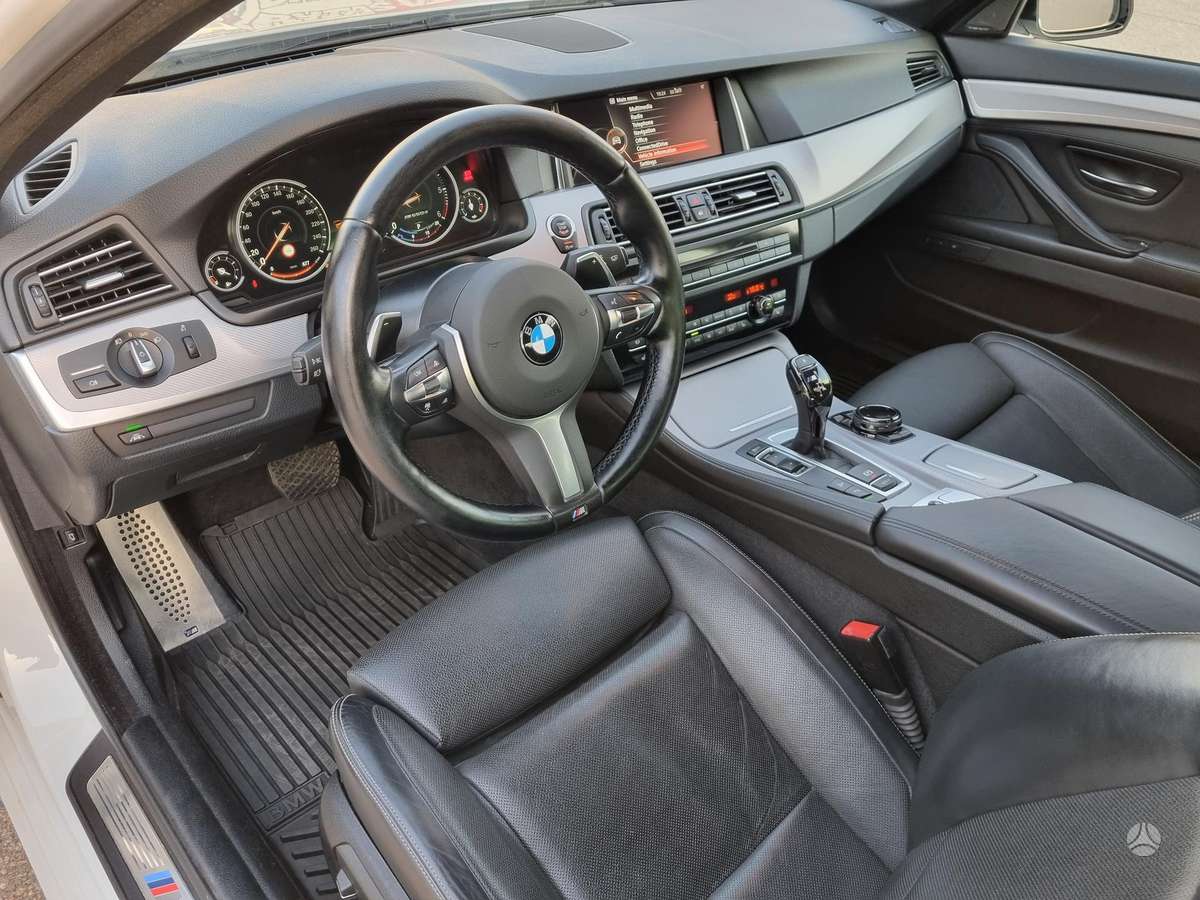 BMW M550, universalas