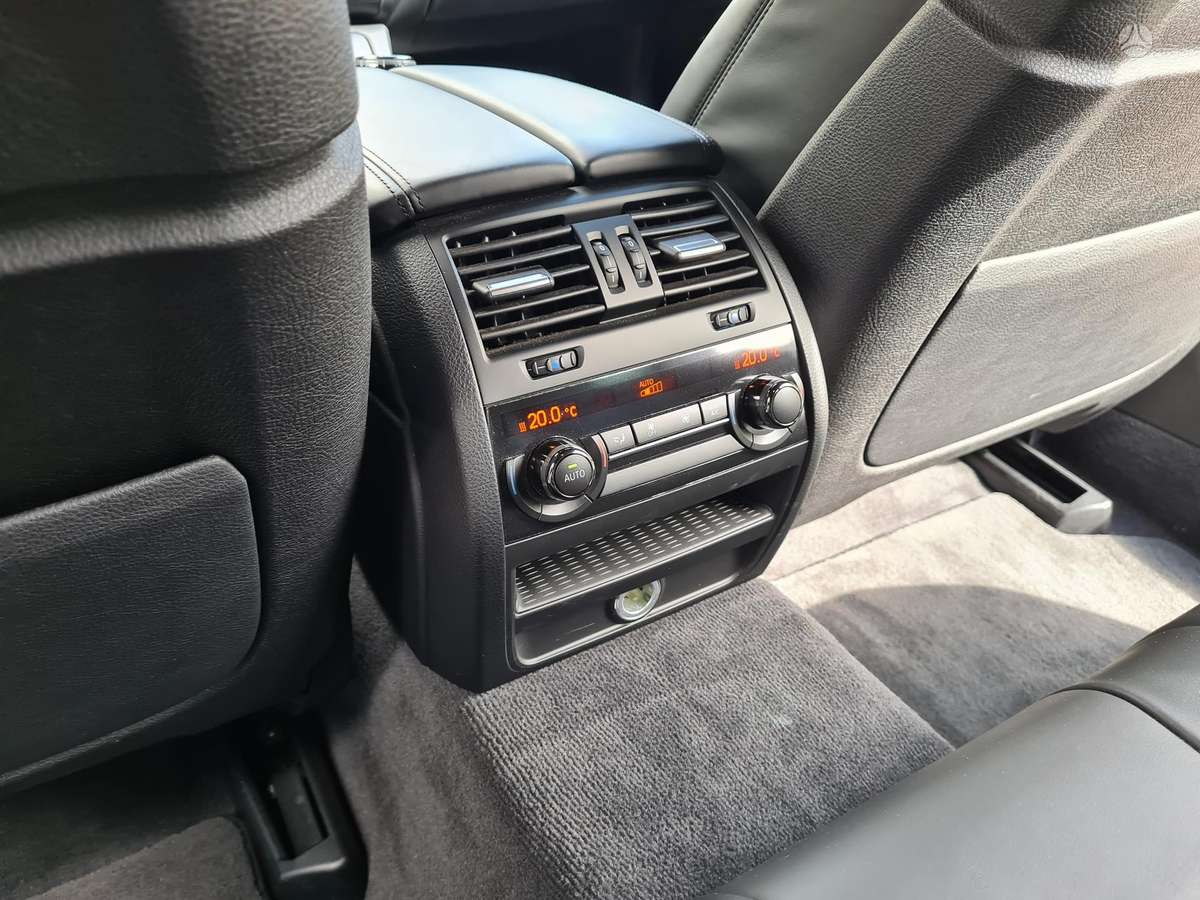 BMW M550, universalas