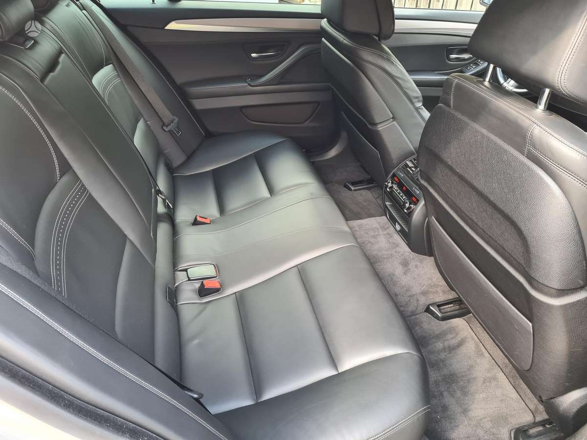 BMW M550, universalas