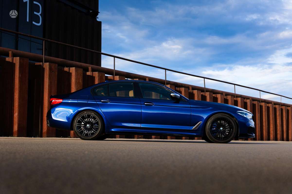 BMW M550, Седан