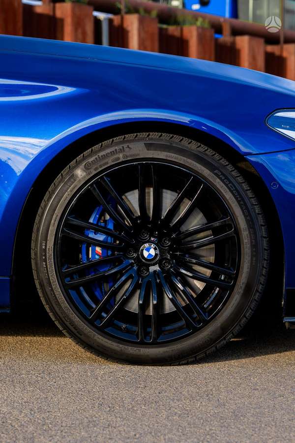 BMW M550, Седан