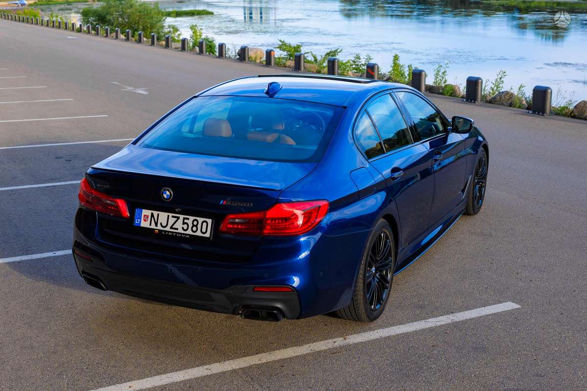 BMW M550, Седан