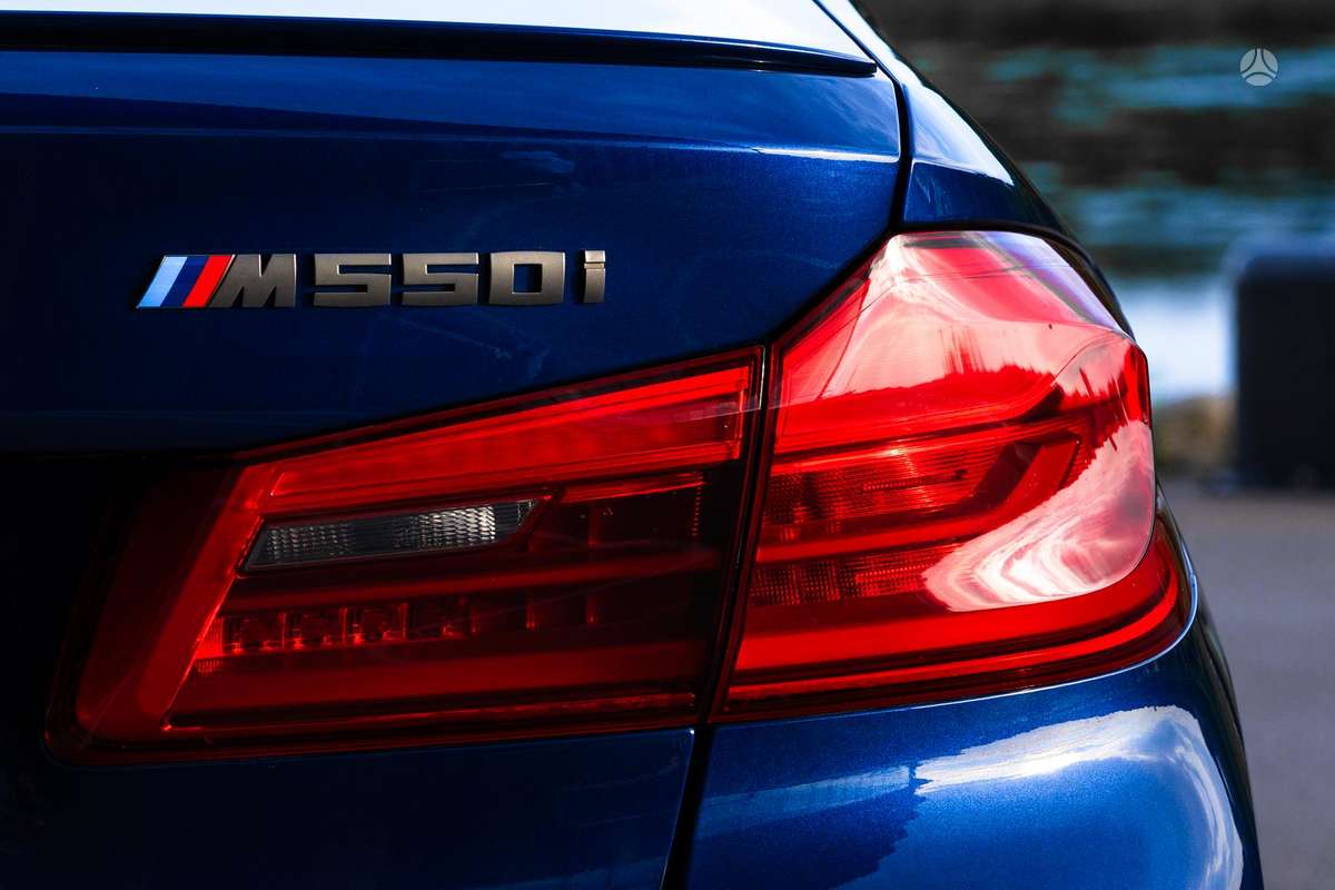 BMW M550, Седан