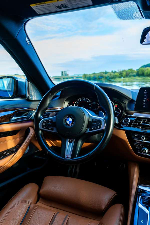 BMW M550, Седан