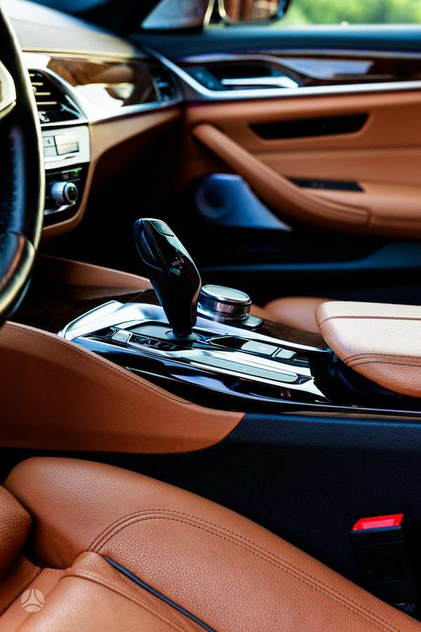 BMW M550, Седан