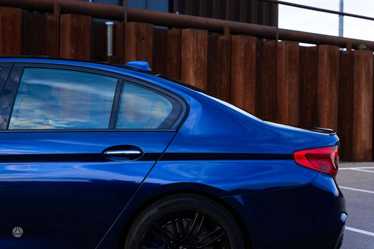 BMW M550, Седан