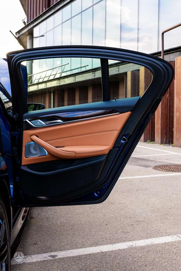 BMW M550, Седан