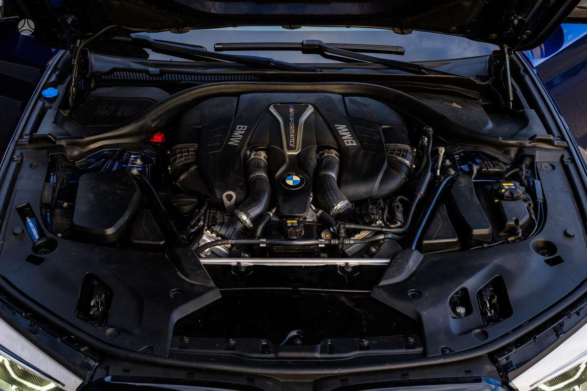 BMW M550, Седан