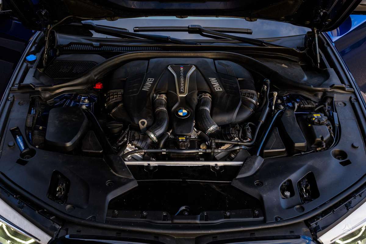 BMW M550, sedanas