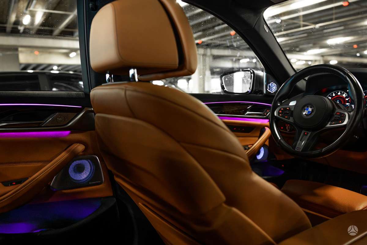 BMW M550, Седан
