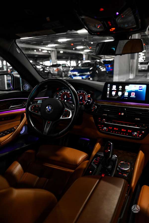 BMW M550, Седан