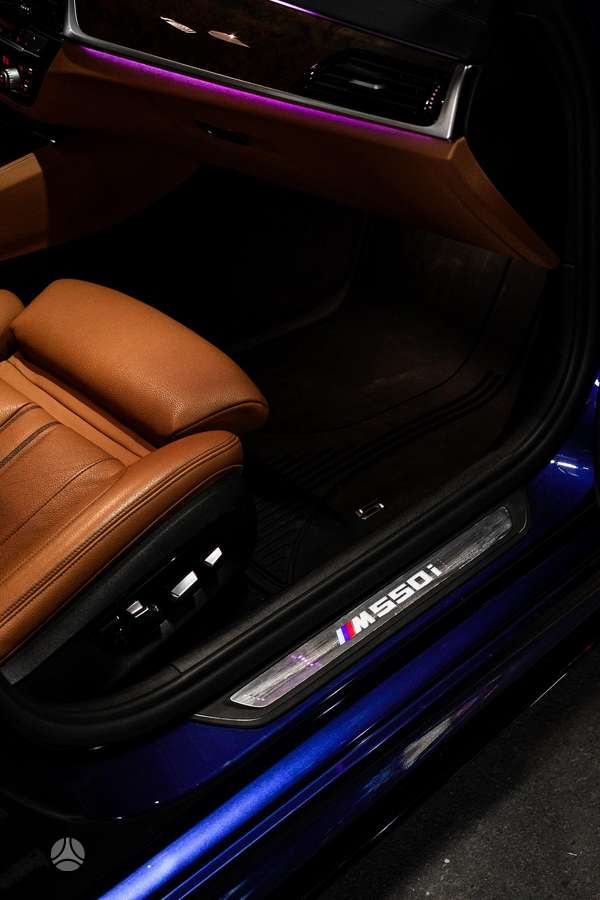 BMW M550, Седан