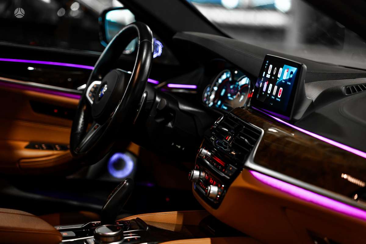 BMW M550, Седан