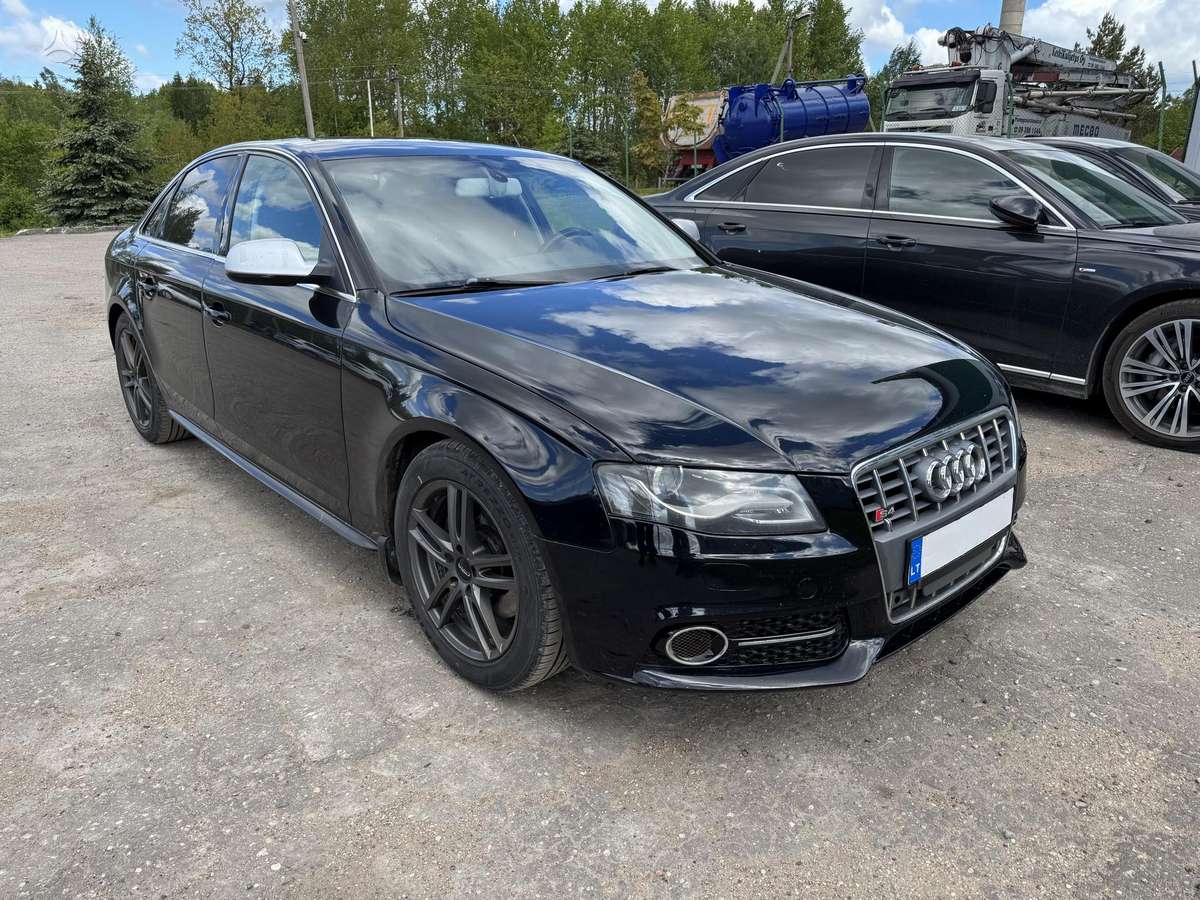 Audi A4, 2.0 l., Седан