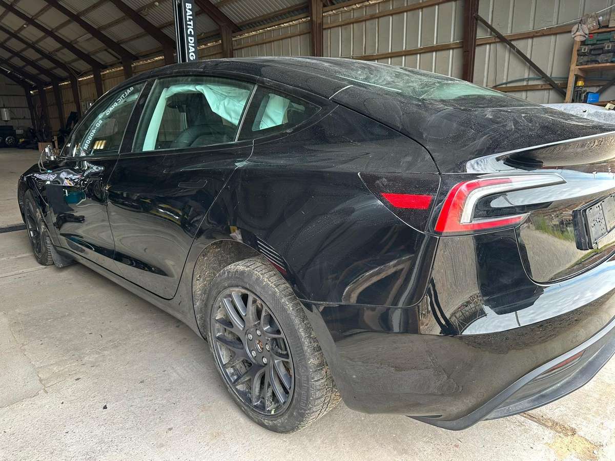 Tesla Model 3, hatchback