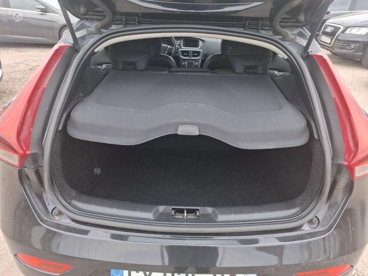 Volvo V40, 1.6 l., hatchback