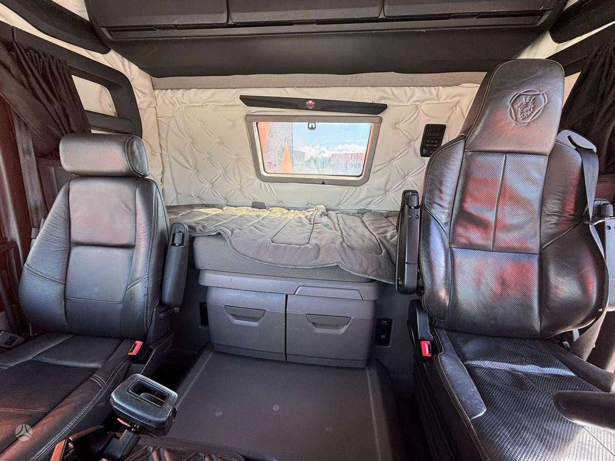 Scania R 650 8x4*4, шасси