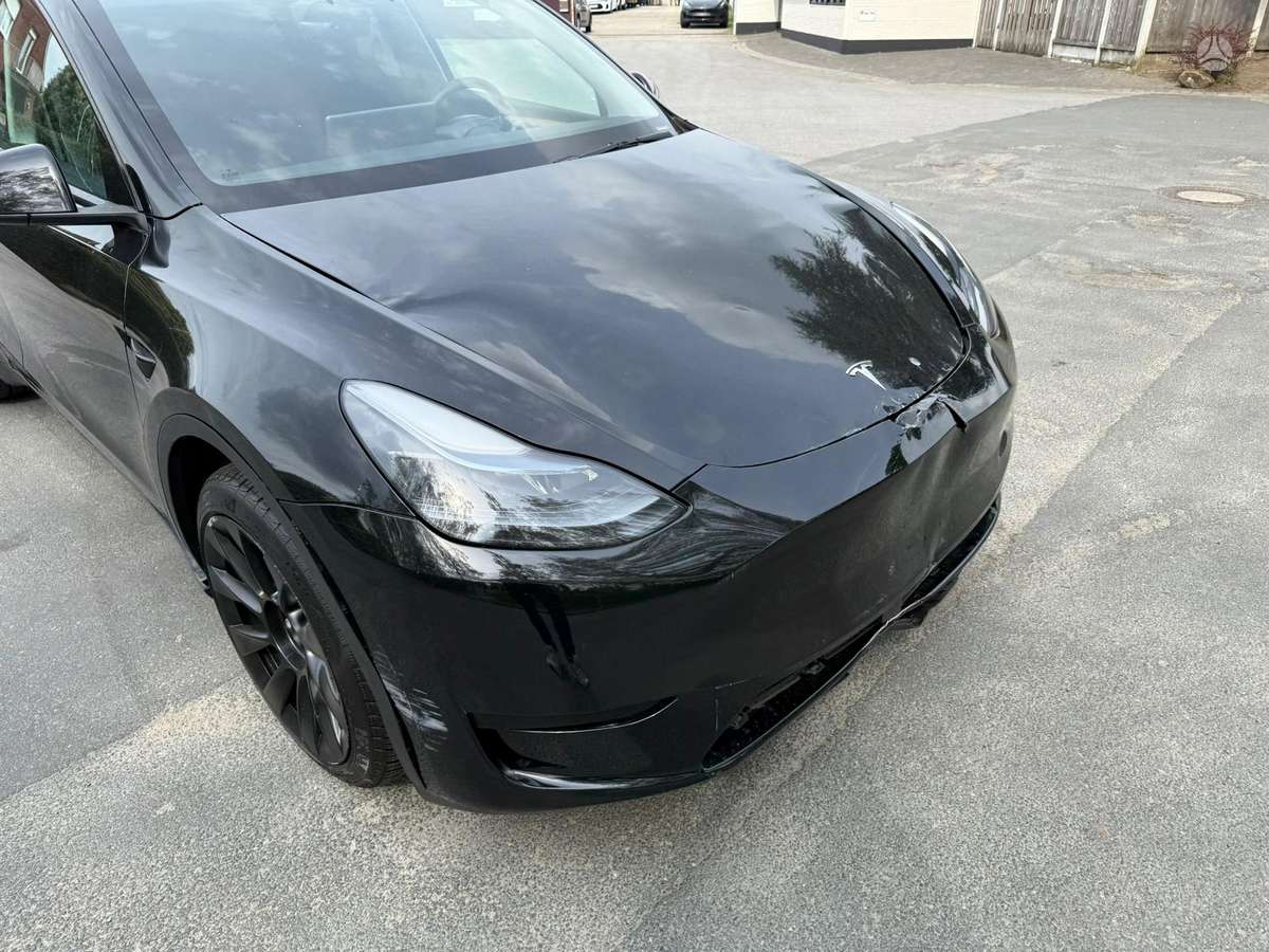 Tesla Model Y, hatchback