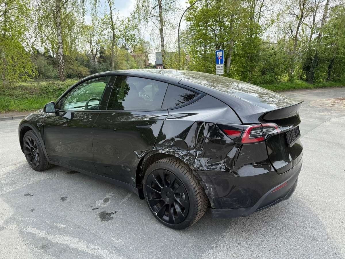 Tesla Model Y, hatchback