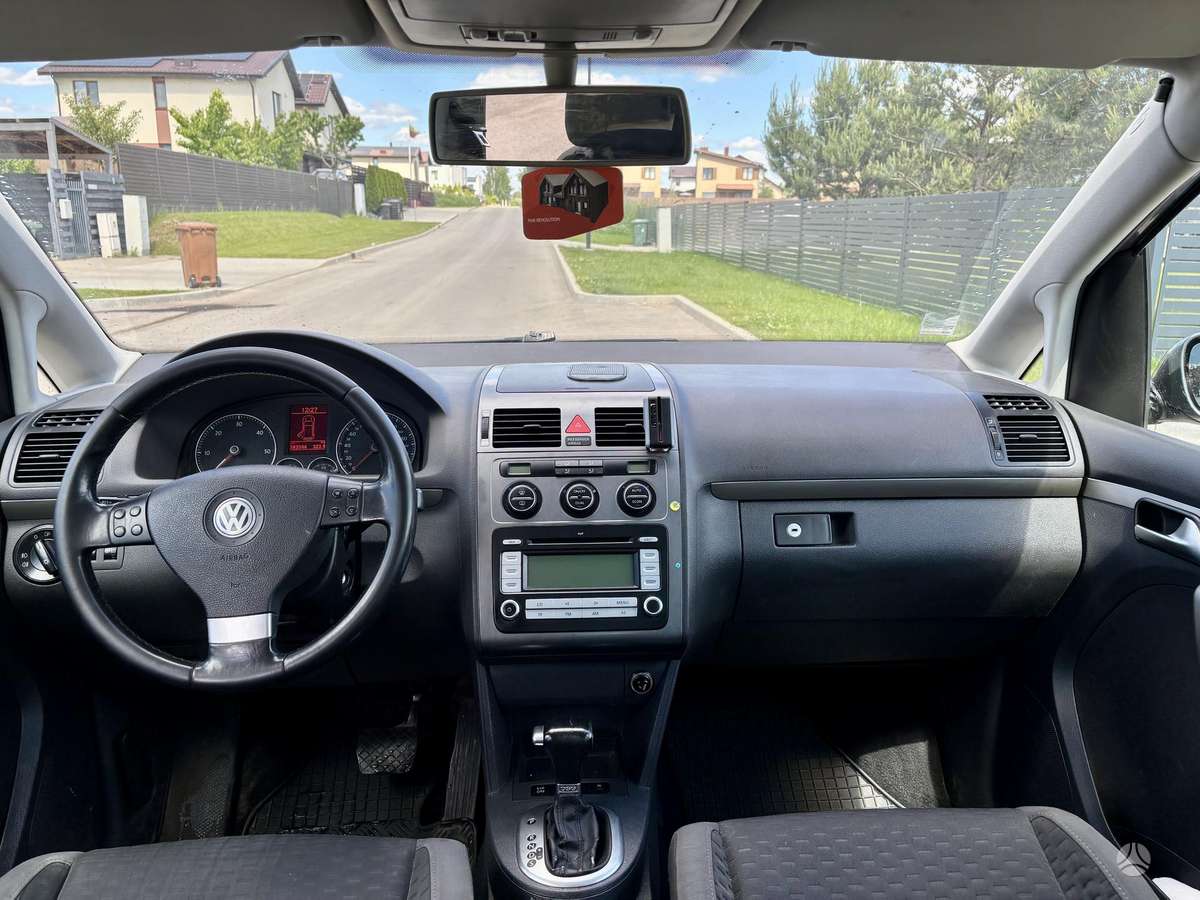 Volkswagen Touran - 8