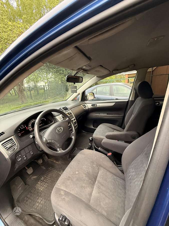 Toyota Avensis Verso - 8