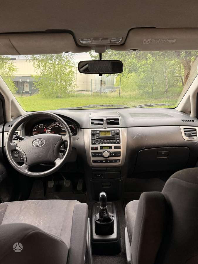Toyota Avensis Verso - 9