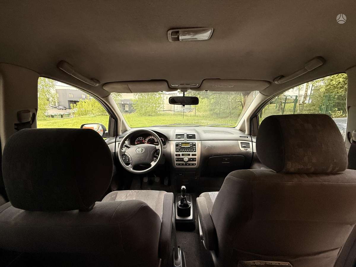 Toyota Avensis Verso - 11