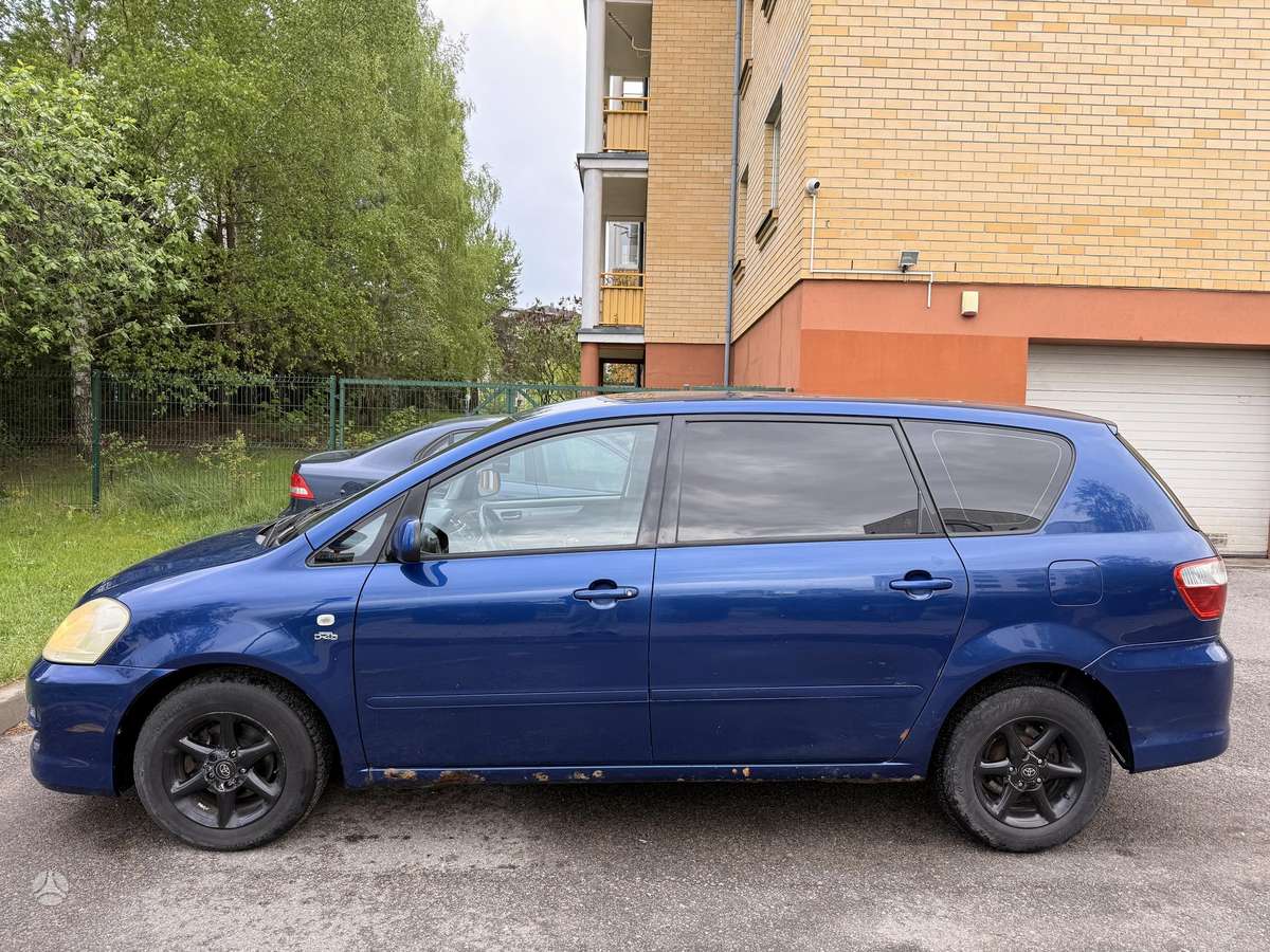 Toyota Avensis Verso - 2