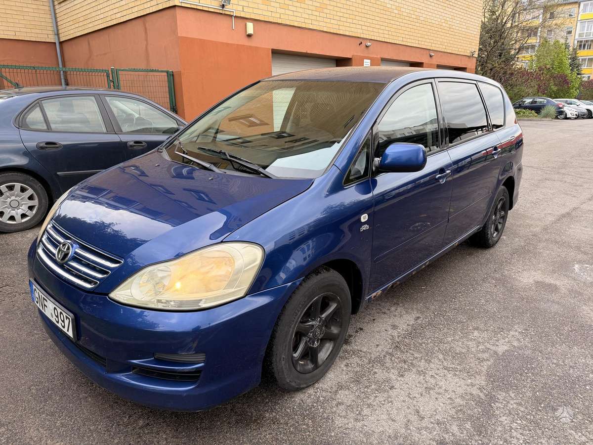 Toyota Avensis Verso - 1