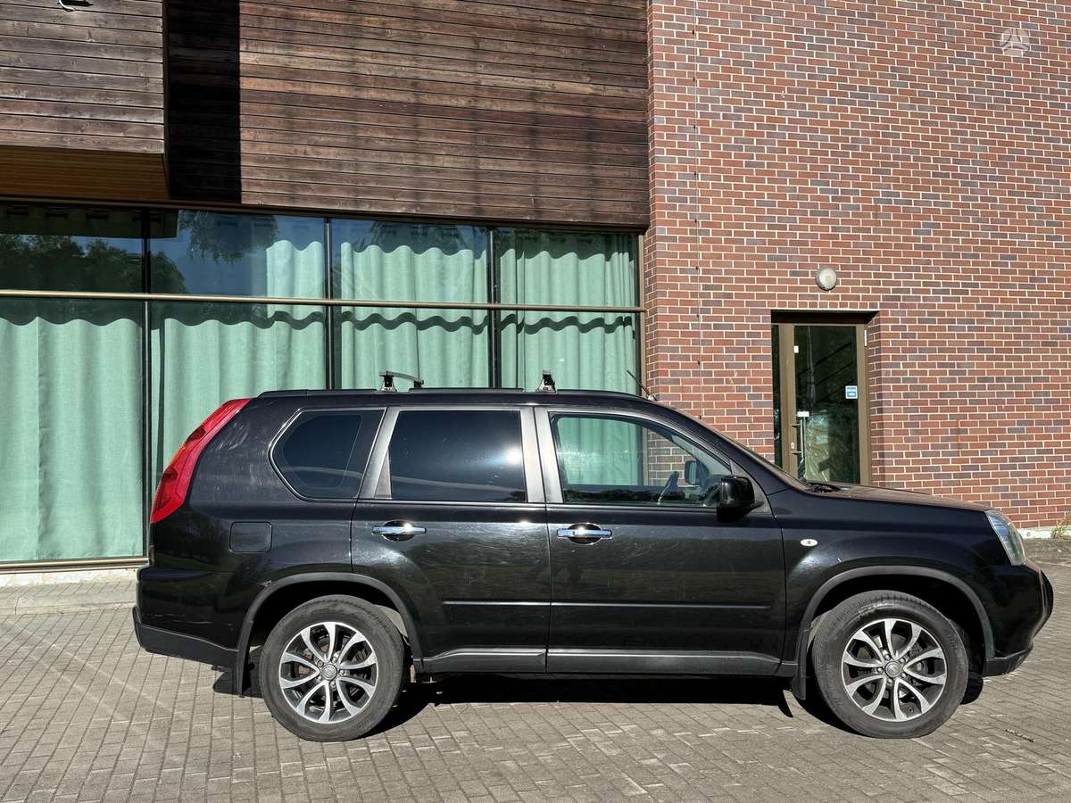 Nissan X-Trail, 2.0 l., off-road / crossover