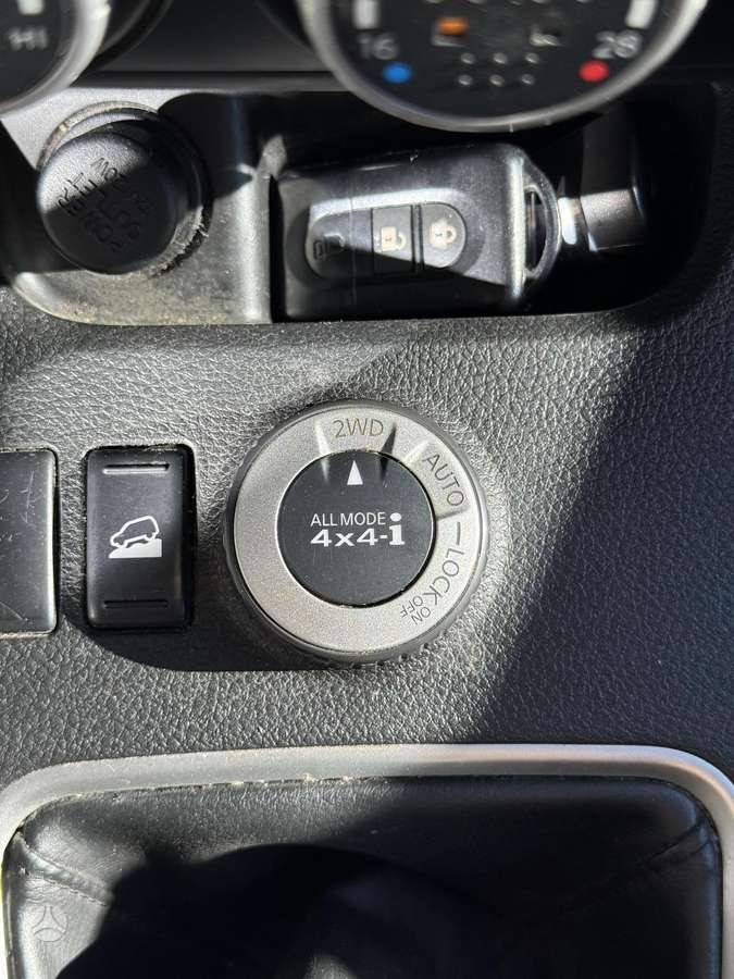 Nissan X-Trail, 2.0 l., off-road / crossover
