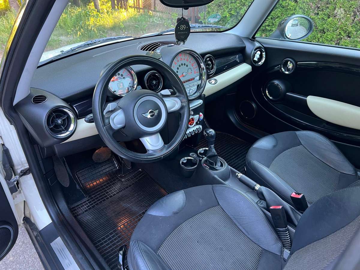 Mini Cooper, 1.6 l., hatchback