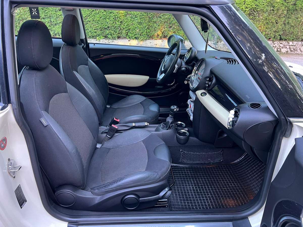 Mini Cooper, 1.6 l., hatchback