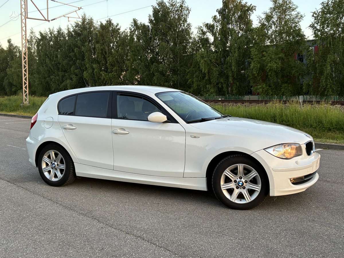 BMW 120, hatchback