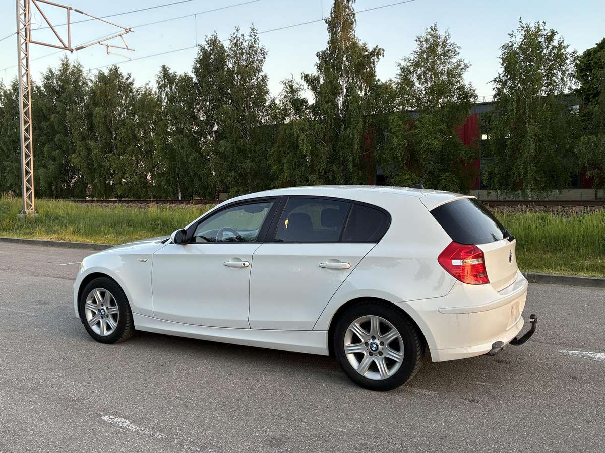 BMW 120, hatchback