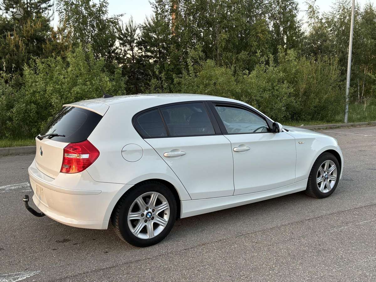 BMW 120, hatchback
