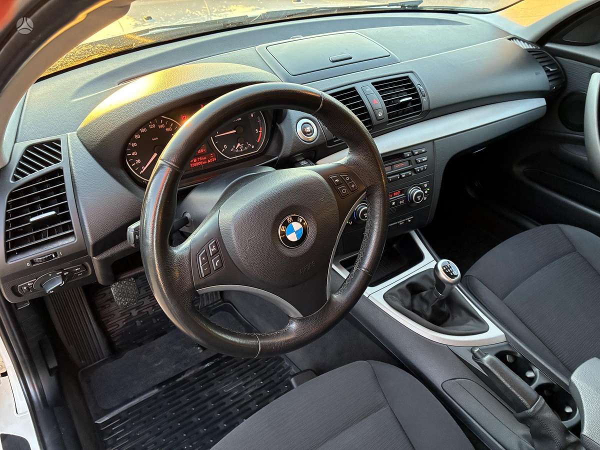 BMW 120, hatchback