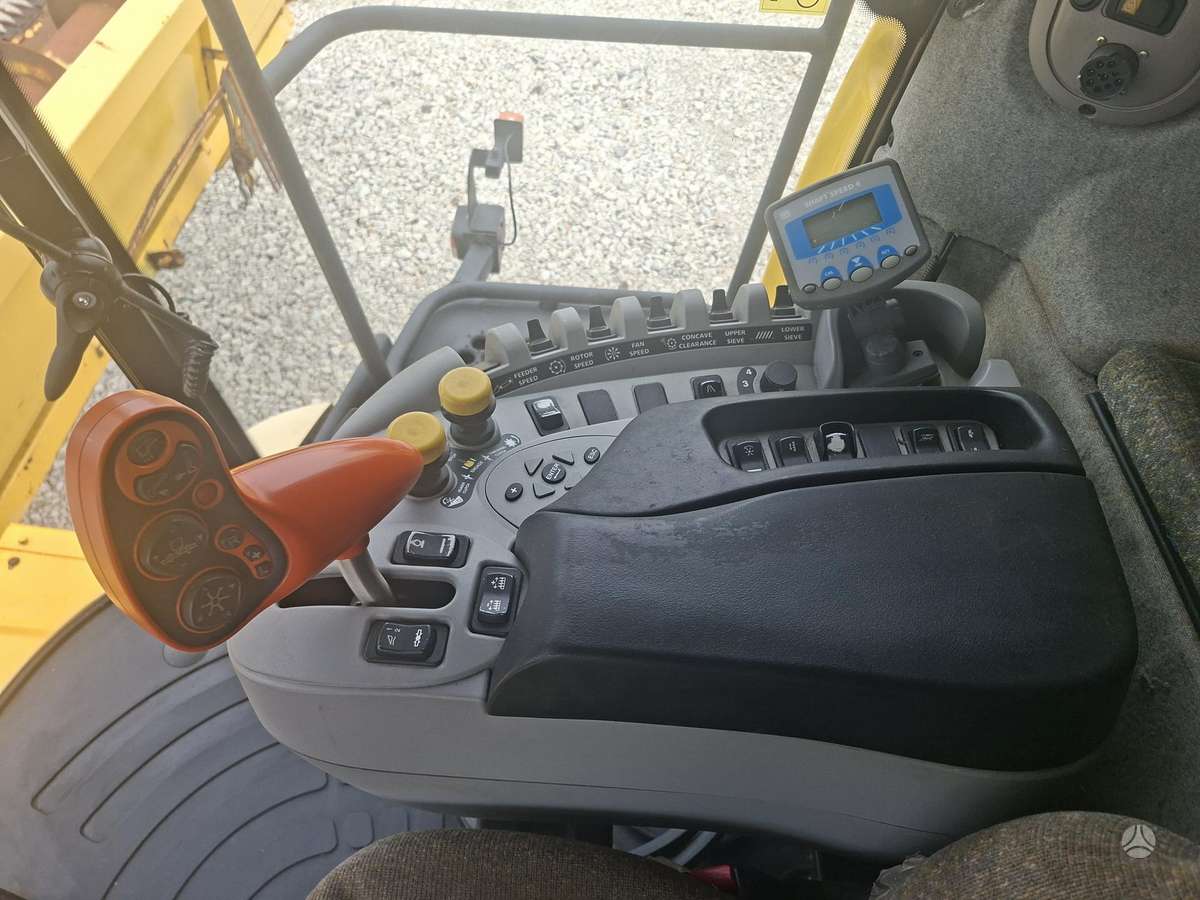 New Holland CR980, combine harvesters