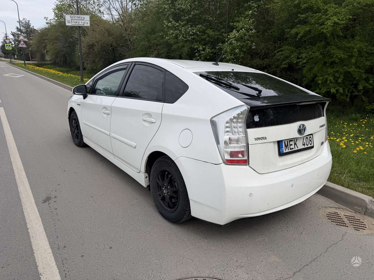 Toyota Prius, Седан