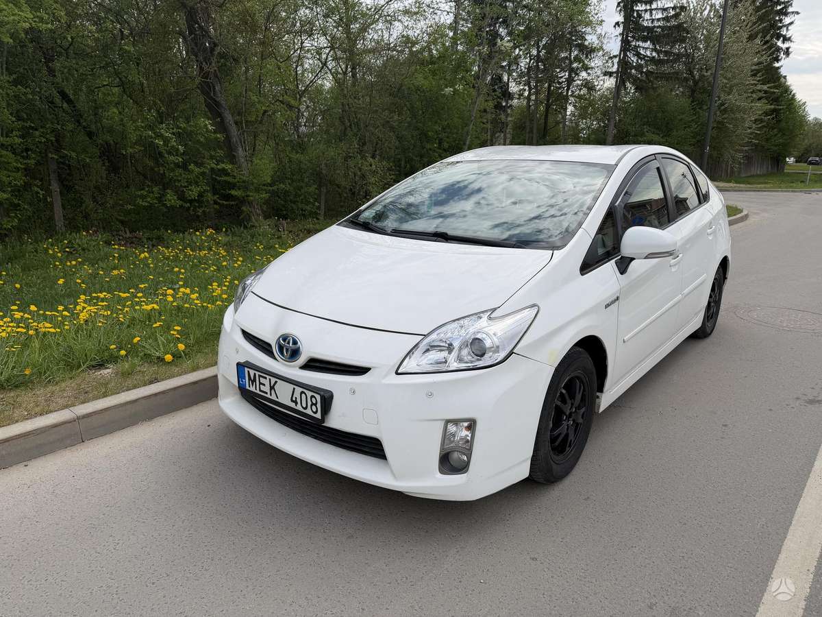 Toyota Prius, Седан