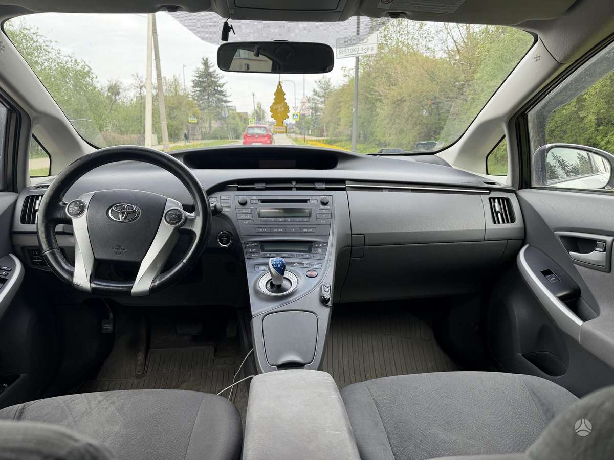 Toyota Prius, Седан