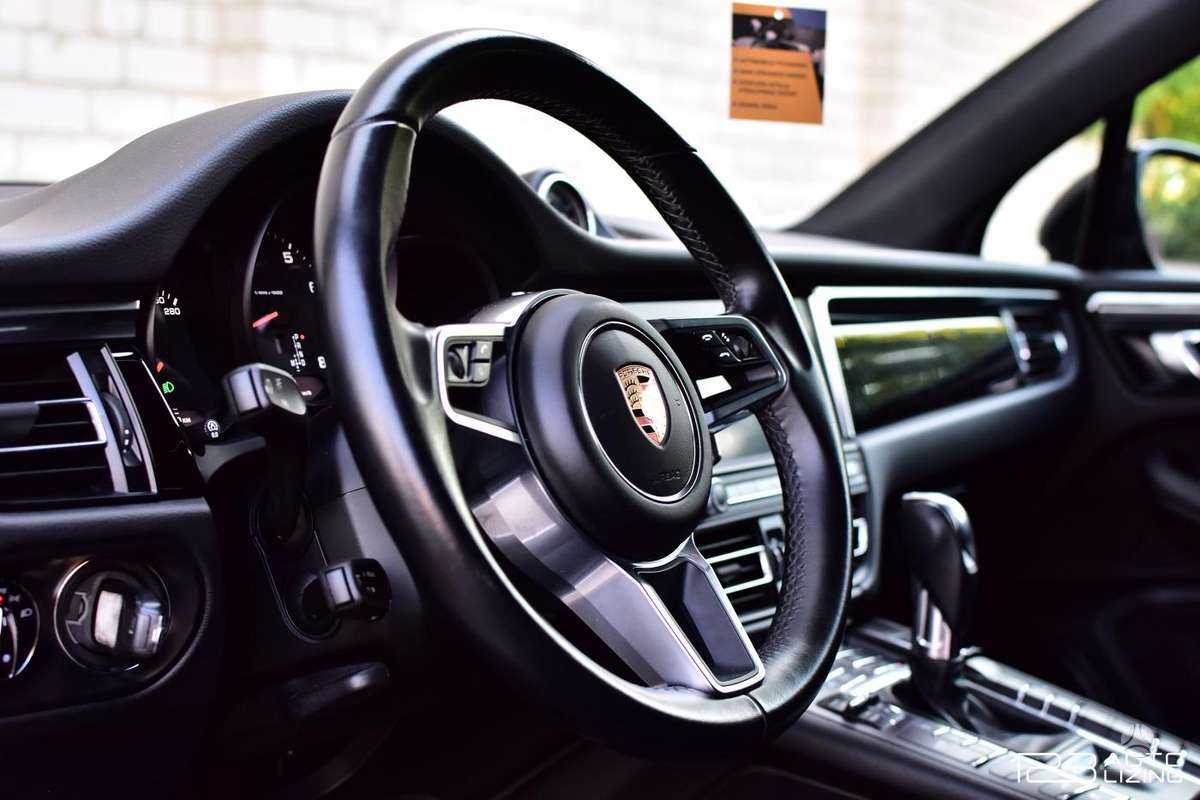 Porsche Macan, 2.0 l., off-road / crossover